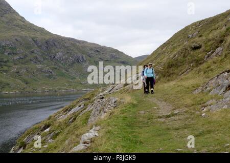 Wanderer auf dem Killary Harbour Schleife Weg neben einem irischen Fjord County Galway Irland Stockfoto