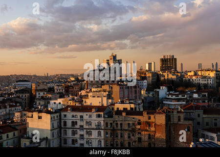 Blick auf die Skyline von Istanbul aus der Galata Turm bei Sonnenuntergang, Beyoğlu, Istanbul, Türkei Stockfoto