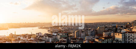 Blick auf die Skyline von Istanbul aus der Galata Turm bei Sonnenuntergang, Beyoğlu, Istanbul, Türkei Stockfoto