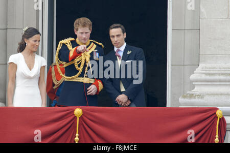 London, Großbritannien. 29. April 2011. Prince Harry (C), die Braut Schwester Pippa Middleton und Bruder James Middleton gesehen auf dem Balkon des Buckingham Palace in London, Großbritannien, 29. April 2011, nach ihrer Trauung. Gäste aus der ganzen Welt wurden eingeladen, um die Hochzeit von Prinz William und Kate Middleton zu feiern. Foto: Peter Kneffel/Dpa/Alamy Live News Stockfoto