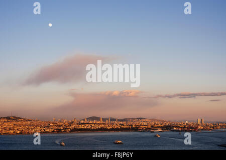 Blick auf die Skyline von Istanbul aus der Galata Turm bei Sonnenuntergang, Beyoğlu, Istanbul, Türkei Stockfoto