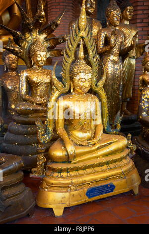 Thailand - Ayutthaya, Wat Yai Chai Mongkol Temple, goldenen Buddha-Statuen, UNESCO Stockfoto