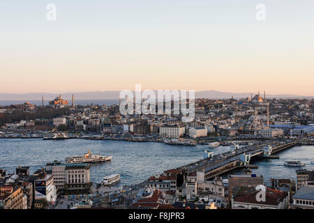 Blick auf die Skyline von Istanbul aus der Galata Turm bei Sonnenuntergang, Beyoğlu, Istanbul, Türkei Stockfoto