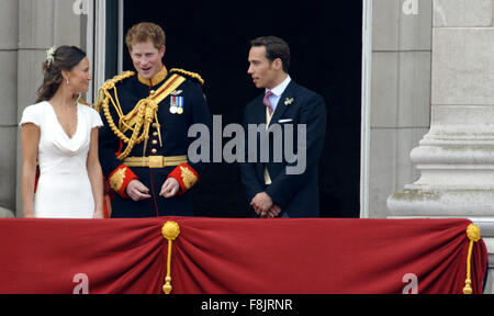 London, Großbritannien. 29. April 2011. Prince Harry (C), die Braut Schwester Pippa Middleton und Bruder James Middleton gesehen auf dem Balkon des Buckingham Palace in London, Großbritannien, 29. April 2011, nach ihrer Trauung. Gäste aus der ganzen Welt wurden eingeladen, um die Hochzeit von Prinz William und Kate Middleton zu feiern. Foto: Peter Kneffel/Dpa/Alamy Live News Stockfoto