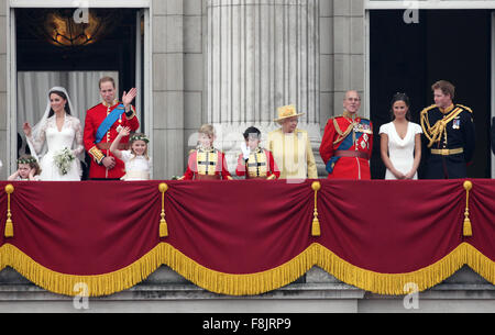 London, Großbritannien. 29. April 2011. (L-R) Brautjungfer Grace van Cutsem, Prinzessin Catherine, Braut Bräutigam Prinz William, Brautjungfer Margarita Armstrong-Jones und Seite jungen William Lowther-Pinkerton und Tom Pettifer, britische Königin Elizabeth II., Prinz Philip, Pippa Middleton und Prinz Harry auf dem Balkon des Buckingham Palace in London, Großbritannien, 29. April 2011, nach der Trauung von Prinz William und Kate Middleton. Gäste aus der ganzen Welt wurden eingeladen, um die königliche Hochzeit zu feiern. Foto: Kay Nietfeld Dpa/Alamy Live-Nachrichten Stockfoto