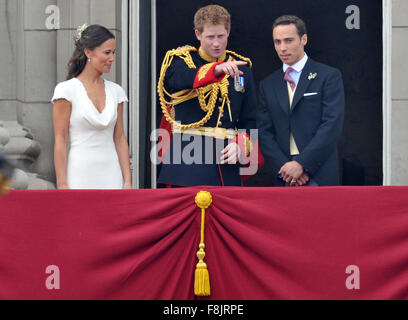 London, Großbritannien. 29. April 2011. Prince Harry (C) und der Braut Schwester Pippa Middleton und Bruder James Middleton gesehen auf dem Balkon des Buckingham Palace in London, Großbritannien, 29. April 2011, nach ihrer Trauung. Gäste aus der ganzen Welt wurden eingeladen, um die Hochzeit von Prinz William und Kate Middleton zu feiern. Foto: Peter Kneffel/Dpa/Alamy Live News Stockfoto