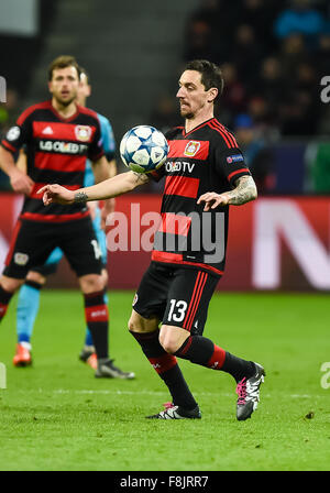 Leverkusens Roberto Hilbert in Aktion während der UEFA Champions League-Gruppe E Fußball-match zwischen Bayer 04 Leverkusen und dem FC Barcelona in Leverkusen, Deutschland, 9. Dezember 2015. Foto: GUIDO KIRCHNER/dpa Stockfoto