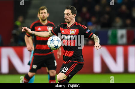 Leverkusens Roberto Hilbert in Aktion während der UEFA Champions League-Gruppe E Fußball-match zwischen Bayer 04 Leverkusen und dem FC Barcelona in Leverkusen, Deutschland, 9. Dezember 2015. Foto: GUIDO KIRCHNER/dpa Stockfoto