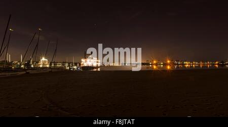 Eine Nacht-Blick auf die Skyline auf Segel-Bucht in der Mission Bay über den Pacific Beach in San Diego, Kalifornien in den Vereinigten Staaten von Stockfoto