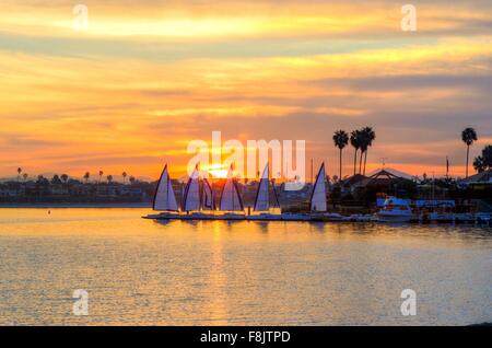 Der Sonnenaufgang über Segel-Bucht in der Mission Bay über den Pacific Beach in San Diego, Kalifornien in den Vereinigten Staaten von Amerika. Einen Blick Stockfoto