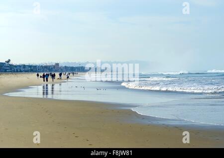 Die Pacific Beach in San Diego, Kalifornien in den Vereinigten Staaten von Amerika. Ein Blick auf einige Passanten die goldene s Stockfoto