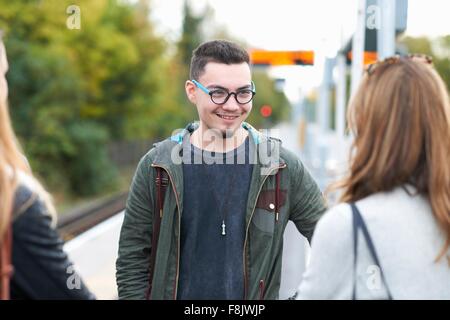 Gruppe junger Erwachsener am Bahnsteig stehen Stockfoto