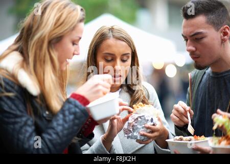 Gruppe junger Erwachsener, Speisen zum mitnehmen, im Freien zu essen