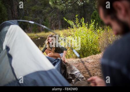 Junges Paar, das Aufstellen von Zelt am Flussufer, Lake Tahoe, Nevada, USA Stockfoto