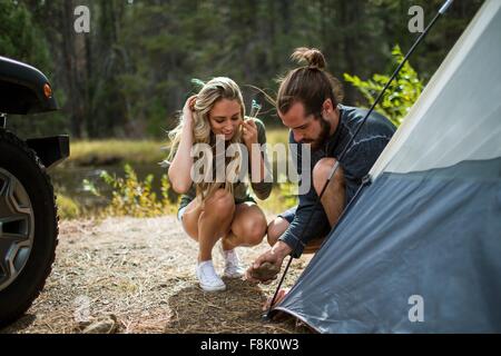 Junges Paar, das Aufstellen von Zelt am Wald am Flussufer, Lake Tahoe, Nevada, USA Stockfoto