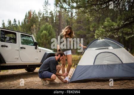 Junges Paar, das Aufstellen von Zelt im Wald, Lake Tahoe, Nevada, USA Stockfoto