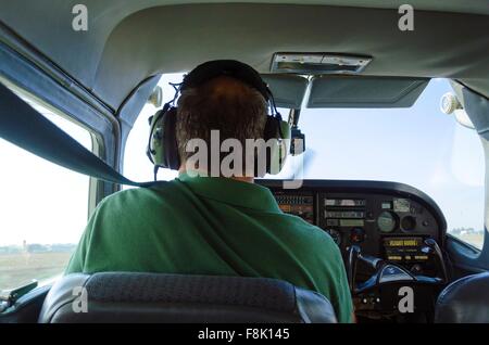 Eine Rückansicht von Cessna Pilot zur Landung bereit. Ein kleines Flugzeug mit Ledersitzen, mit einem Fahrgastraum und kleine con Stockfoto