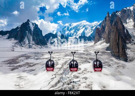 Erhöhten Blick auf drei Seilbahnen über Schnee bedeckt Tal am Mont Blanc, Frankreich Stockfoto