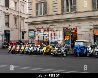 Bici & Baci Rollerverleih in das Stadtzentrum von Rom, Italien Stockfoto