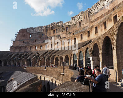 Touristen besuchen das Kolosseum in Rom, Italien Stockfoto