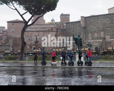 Touristen machen eine geführte Tour auf Segways, Via dei Fori Imperiali, Stadtzentrum von Rom, Italien Stockfoto