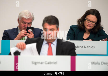Berlin, Deutschland. 10. Dezember 2015. Bundesaußenminister Frank-Walter Steinmeier (L-R), Sigmar Gabriel, SPD Vorsitzender und deutschen Wirtschaftsminister und deutsche Arbeitsminister Andrea Nahles besuchen die nationale Convention der deutschen Sozialdemokratischen Partei (SPD) in Berlin, Deutschland, 10. Dezember 2015. Rund 600 Delegierte aus ganz Deutschland treffen sich für drei Tage Parteitag in Berlin, 12. Dezember 2015 abgeschlossen wird. Foto: BERND VON JUTRCZENKA/Dpa/Alamy Live-Nachrichten Stockfoto