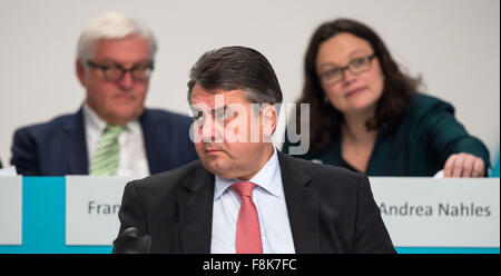 Berlin, Deutschland. 10. Dezember 2015. Bundesaußenminister Frank-Walter Steinmeier (L-R), Sigmar Gabriel, SPD Vorsitzender und deutschen Wirtschaftsminister und deutsche Arbeitsminister Andrea Nahles besuchen die nationale Convention der deutschen Sozialdemokratischen Partei (SPD) in Berlin, Deutschland, 10. Dezember 2015. Rund 600 Delegierte aus ganz Deutschland treffen sich für drei Tage Parteitag in Berlin, 12. Dezember 2015 abgeschlossen wird. Foto: BERND VON JUTRCZENKA/Dpa/Alamy Live-Nachrichten Stockfoto