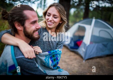 Romantische junges Paar verpackt in Decke auf Campingplatz, Lake Tahoe, Nevada, USA Stockfoto