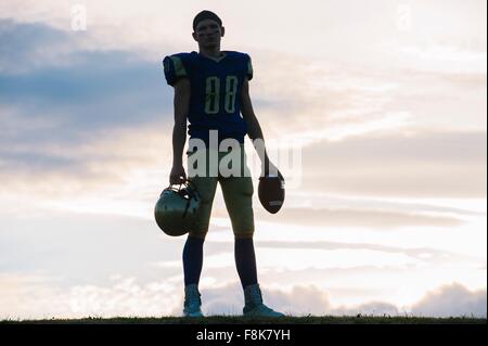 Porträt des jungen amerikanischen Football-Spieler Stockfoto