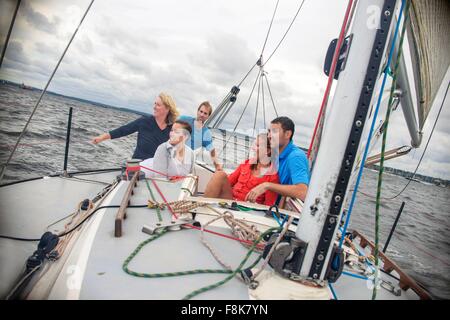 Familie am Segelboot zu entspannen, auf der Suche entfernt lächelnd Stockfoto