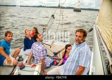 Erhöhte Ansicht Familie Entspannung am Segelboot Stockfoto