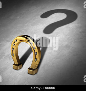 Frage der Chance und Glück Fragen als Hufeisen-Symbol oder Pferd Schuh Quoten Symbol als ein goldenes Metall Glücksbringer-Objekt als Metapher für das Vermögen und Lotto oder Lotterie Erfolg Unsicherheit und Vorhersage. Stockfoto