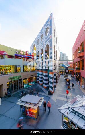 Der Westfield Horton Plaza outdoor Shopping Mall im Gaslamp Quarter in San Diego, Kalifornien, Vereinigte Staaten von Amer Stockfoto