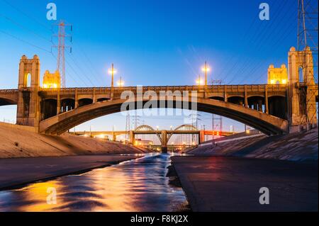 Abnehmende Perspektive des Los Angeles River und 4. und 6. Straße Brücken am Abend, Los Angeles, Kalifornien, USA Stockfoto