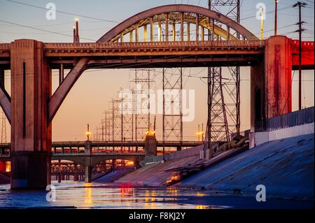 Los Angeles Flußdamm und 6th und 7th Street Brücken am Abend, Los Angeles, Kalifornien, USA Stockfoto