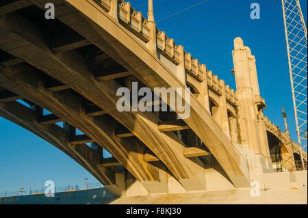 Niedrigen Winkel Blick auf der Unterseite des 4th Street Brücke, Los Angeles, Kalifornien, USA Stockfoto