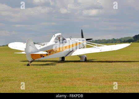 Piper Pawnee PA-25 D G-BHUU Schlepper im Einsatz bei Booker Airfield, Wycombe Airpark Stockfoto