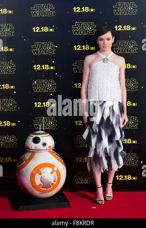 Tokio, Japan. 10. Dezember 2015. Schauspielerin Daisy Ridley posiert für die Kameras mit BB-8 Droiden während der Japan-Premiere für den Film "Star Wars: das Erwachen der Macht '' in Roppongi Hills am 10. Dezember 2015, Tokio, Japan. Die Besetzung verbringen 2 Tage in Japan als Teil der Förderung für den neuen Film die zur weltweiten Veröffentlichung am 18. Dezember eingestellt ist. Bildnachweis: Aflo Co. Ltd./Alamy Live-Nachrichten Stockfoto