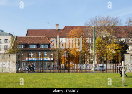 Reste der Berliner Mauer und cross-Denkmal Stockfoto