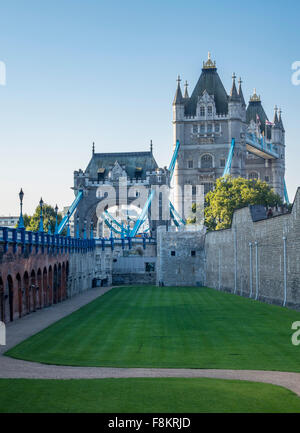 Tower Bridge gegen die Wände des Turms in London, England, UK Stockfoto