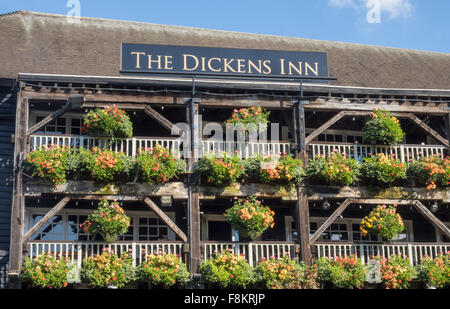 Dickens Inn Grill in St. Katharine Docks, London, England Stockfoto