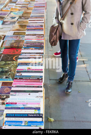 Second Hand Buch stand unter Waterloo Bridge South Bank, London, England Stockfoto