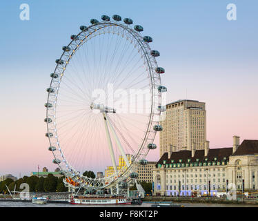 London Eye oder Millennium Wheel am Südufer der Themse in London England, Uk Stockfoto