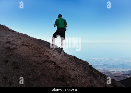 Ein Tourist, genießen Sie die Landschaft von Catania vom Ätna. Stockfoto