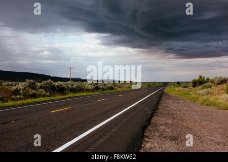 Gewitterhimmel über Highway 98 West, Arizona, USA Stockfoto
