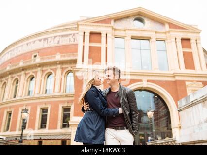 Romantische Pärchen flanieren außerhalb Albert Hall, London, England, UK Stockfoto