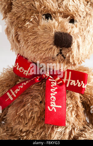 Teddybär mit Harrods rote Krawatte auf weißem Hintergrund Stockfoto