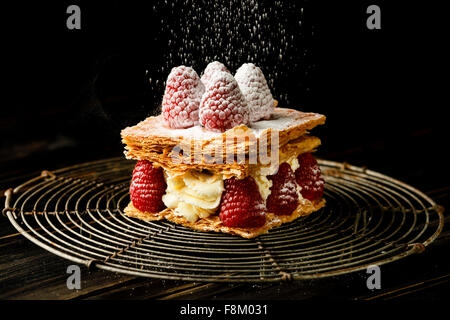 Millefeuille Dessert mit Himbeeren auf schwarzem Hintergrund Stockfoto