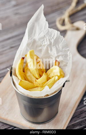 Pommes frites in einem Eimer, Landhausstil Stockfoto