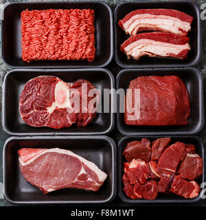 Verschiedene Arten von Fleisch in Plastikboxen Verpackung Tablett Stockfoto